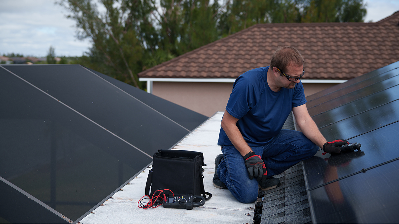 Dépannez plus rapidement et améliorez l’inspection et l’installation des panneaux solaires avec les kits PV FLIR